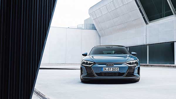 Audi e-tron GT எலெக்ட்ரிக் கார் இந்தியாவில் அறிமுகம்... இந்த காரோட விலையில் ஒரு லக்சூரி வீட்டையே வாங்கிடலாம்!