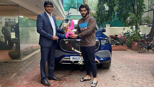 போட்டி போட்டு கொண்டு ஒரே காரை வாங்கிய 2 முன்னணி நடிகர்கள்... விலை எவ்ளோனு தெரிஞ்சா மயக்கமே போட்றுவீங்க!