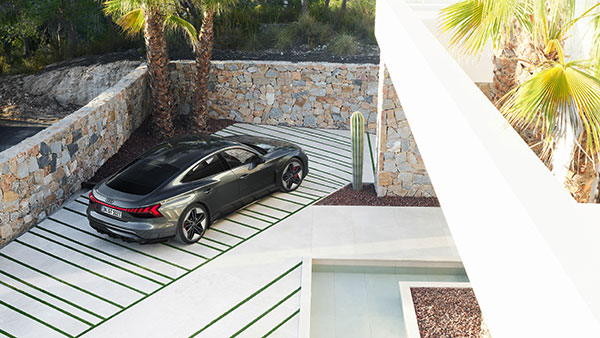Audi e-tron GT எலெக்ட்ரிக் கார் இந்தியாவில் அறிமுகம்... இந்த காரோட விலையில் ஒரு லக்சூரி வீட்டையே வாங்கிடலாம்!