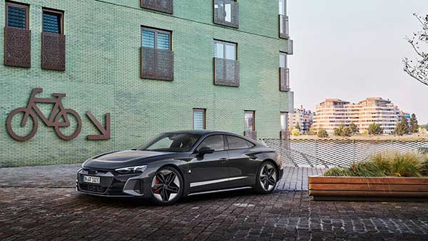 Audi e-tron GT எலெக்ட்ரிக் கார் இந்தியாவில் அறிமுகம்... இந்த காரோட விலையில் ஒரு லக்சூரி வீட்டையே வாங்கிடலாம்!