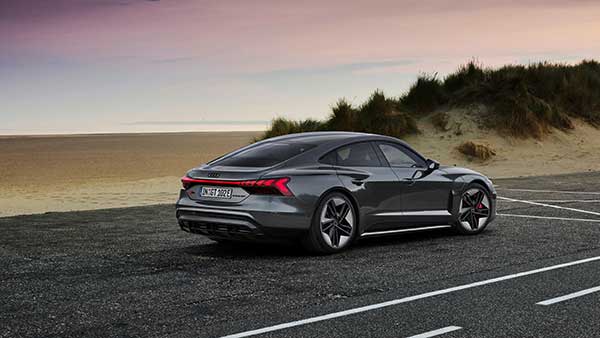 Audi e-tron GT எலெக்ட்ரிக் கார் இந்தியாவில் அறிமுகம்... இந்த காரோட விலையில் ஒரு லக்சூரி வீட்டையே வாங்கிடலாம்!