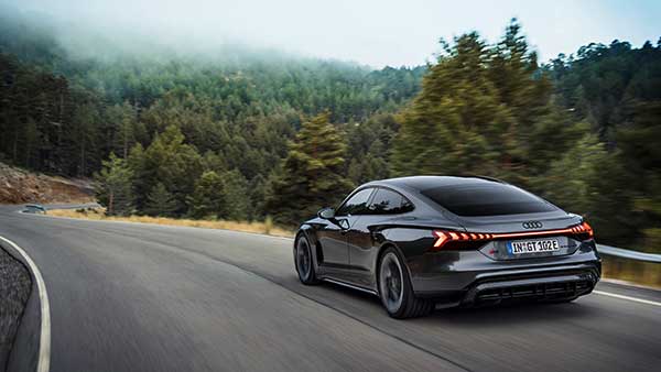 Audi e-tron GT எலெக்ட்ரிக் கார் இந்தியாவில் அறிமுகம்... இந்த காரோட விலையில் ஒரு லக்சூரி வீட்டையே வாங்கிடலாம்!