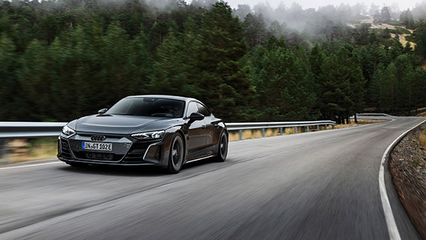 Audi e-tron GT எலெக்ட்ரிக் கார் இந்தியாவில் அறிமுகம்... இந்த காரோட விலையில் ஒரு லக்சூரி வீட்டையே வாங்கிடலாம்!