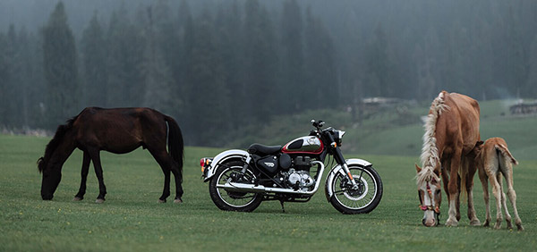 டெலிவரி கொடுக்க ஆரம்பிச்சிட்டாங்க! புதிய தலைமுறை Royal Enfield Classic 350 பைக்கை காத்திருந்து பெற்ற வாடிக்கையாளர்கள்!