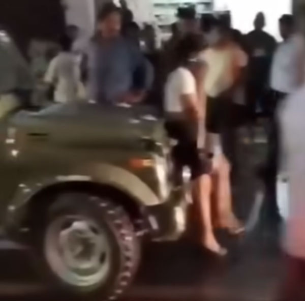 குடிப்போதையில் இராணுவத்திடமே சண்டையிட்ட இளம் ‘குடி’மகள்!! மொத்த சாலையும் அலங்கோலமாகியது - வீடியோ!