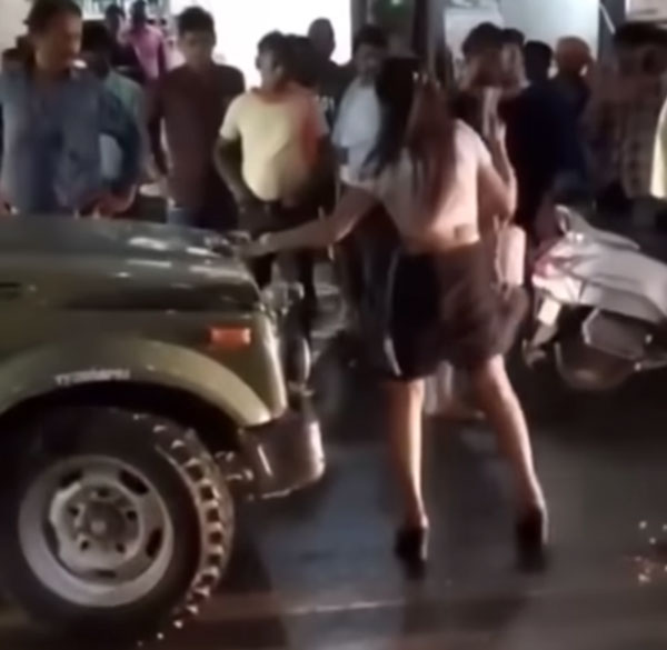 குடிப்போதையில் இராணுவத்திடமே சண்டையிட்ட இளம் ‘குடி’மகள்!! மொத்த சாலையும் அலங்கோலமாகியது - வீடியோ!