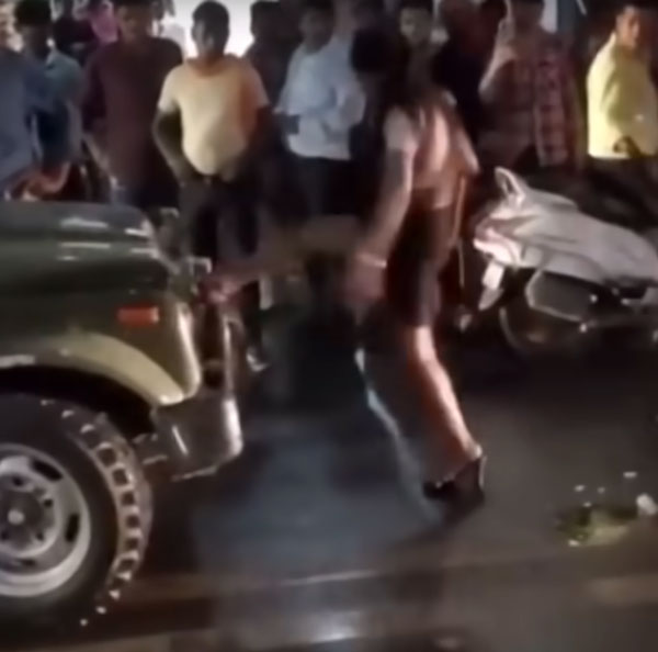 குடிப்போதையில் இராணுவத்திடமே சண்டையிட்ட இளம் ‘குடி’மகள்!! மொத்த சாலையும் அலங்கோலமாகியது - வீடியோ!