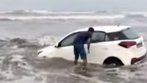 அலைகளுக்கு நடுவே சிக்கிக்கொண்ட ஐ20 கார்!! உள்ளே ஆள் வேற இருக்காங்க போலயே - ஷாக்கிங் வீடியோ!