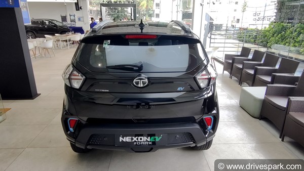 இவ்ளோ தரமானதா இருந்தா யாருதான் வாங்காம இருப்பா... 226 Tata Nexon EV காரை ஆர்டர் செய்த கொல்கத்தா காவல்துறை!