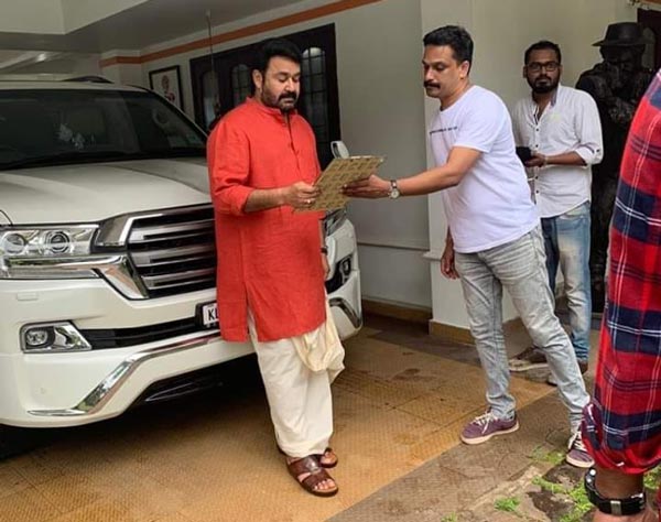 மலையாள நடிகர் மோகன்லாலிடம் இப்படி ஒரு காரா?.. ரசிகர்களை ஆச்சரியத்தில் மூழ்க வைத்த புகைப்படம்!