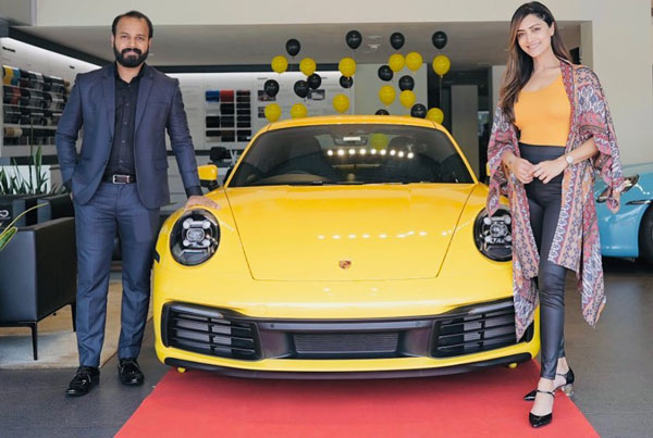 துல்கர் சல்மானுக்கு போட்டியாக மிக மிக விலையுயர்ந்த Porsche காரை வாங்கிய பிரபல நடிகை... விலையை மட்டும் கேட்டுடாதீங்க!