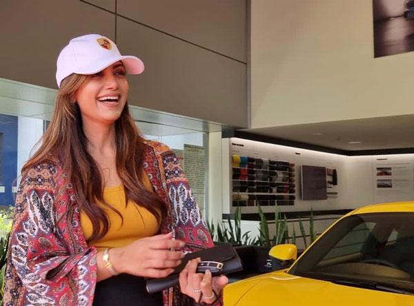 துல்கர் சல்மானுக்கு போட்டியாக மிக மிக விலையுயர்ந்த Porsche காரை வாங்கிய பிரபல நடிகை... விலையை மட்டும் கேட்டுடாதீங்க!