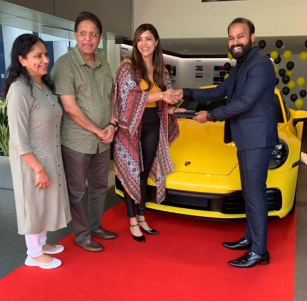 துல்கர் சல்மானுக்கு போட்டியாக மிக மிக விலையுயர்ந்த Porsche காரை வாங்கிய பிரபல நடிகை... விலையை மட்டும் கேட்டுடாதீங்க!