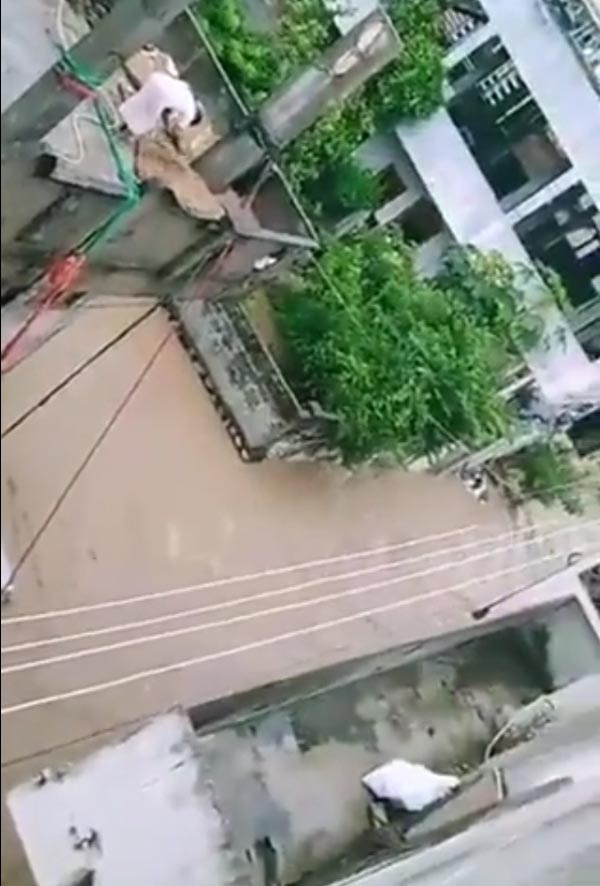 இப்படியும் மழை வெள்ளத்தை எதிர்கொள்ளலாமா? இத்தன நாள இது தெரியாம போச்சே! இணையத்தில் வைரலாகும் வீடியோ!