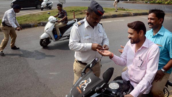 விநாயகர் சதுர்த்திக்கு வைத்த சிலைனு நினைச்சுடாதீங்க... காவல்துறை கவனத்தை ஈர்ப்பதற்கு எழுப்பப்பட்ட டூ-வீலர் கோபுரம்!