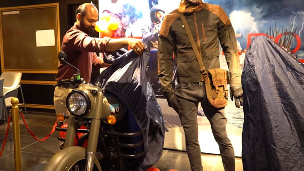 டெலிவரி கொடுக்க ஆரம்பிச்சிட்டாங்க! புதிய தலைமுறை Royal Enfield Classic 350 பைக்கை காத்திருந்து பெற்ற வாடிக்கையாளர்கள்!