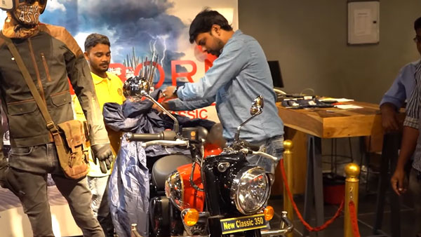 டெலிவரி கொடுக்க ஆரம்பிச்சிட்டாங்க! புதிய தலைமுறை Royal Enfield Classic 350 பைக்கை காத்திருந்து பெற்ற வாடிக்கையாளர்கள்!