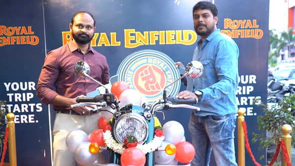 டெலிவரி கொடுக்க ஆரம்பிச்சிட்டாங்க! புதிய தலைமுறை Royal Enfield Classic 350 பைக்கை காத்திருந்து பெற்ற வாடிக்கையாளர்கள்!