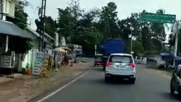 ஆம்புலன்ஸை சுமார் 5 கிமீ தொலைவிற்கு மறித்தப்படி சென்ற இன்னோவா கார்!! நடவடிக்கை எடுக்க தயங்கும் அதிகாரிகள்!