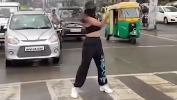 அரையும் குறையுமாக சாலையில் டான்ஸ் ஆடிய இன்ஸ்டாகிராம் பிரபலம்!! லைக்ஸிற்காக இப்படியா!