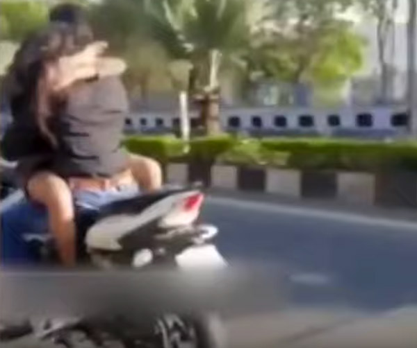 இதையெல்லாம் பொது சாலையில் செய்யக்கூடாதுனு எத்தன தடவ சொல்வது!! வீடியோவால் போலீஸாரிடம் சிக்கிய இளம் காதல் ஜோடி