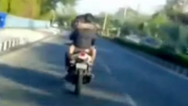 இதையெல்லாம் பொது சாலையில் செய்யக்கூடாதுனு எத்தன தடவ சொல்வது!! வீடியோவால் போலீஸாரிடம் சிக்கிய இளம் காதல் ஜோடி