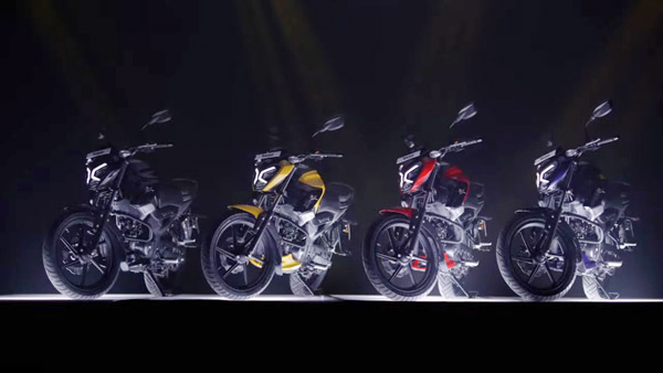 TVS Raider டெலிவரி பணிகள் தொடங்கியது... பைக்கை பார்த்த குஷியில் வாகனத்தின்மீது யோகா செய்த ஆசிரியர்!