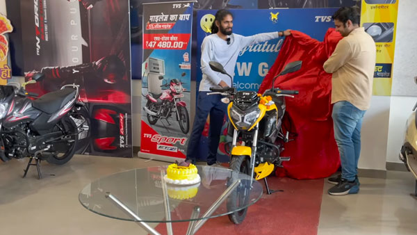 TVS Raider டெலிவரி பணிகள் தொடங்கியது... பைக்கை பார்த்த குஷியில் வாகனத்தின்மீது யோகா செய்த ஆசிரியர்!