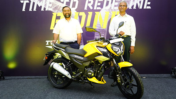 TVS Raider டெலிவரி பணிகள் தொடங்கியது... பைக்கை பார்த்த குஷியில் வாகனத்தின்மீது யோகா செய்த ஆசிரியர்!