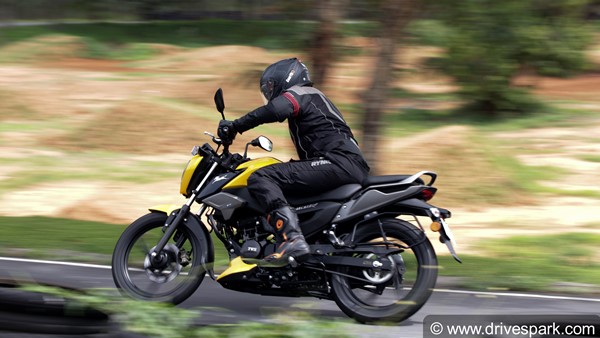 இது 125 சிசி பைக்னு சொன்னா யாருமே நம்ப மாட்டாங்க... TVS Raider வேற லெவல்... விலை தெரிஞ்சா வாங்க ஆசைப்படுவீங்க!