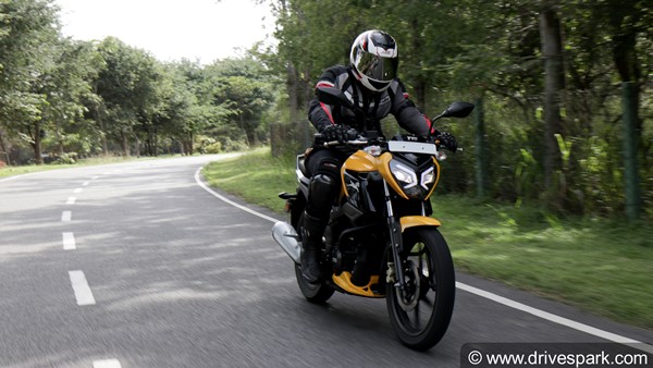 இது 125 சிசி பைக்னு சொன்னா யாருமே நம்ப மாட்டாங்க... TVS Raider வேற லெவல்... விலை தெரிஞ்சா வாங்க ஆசைப்படுவீங்க!