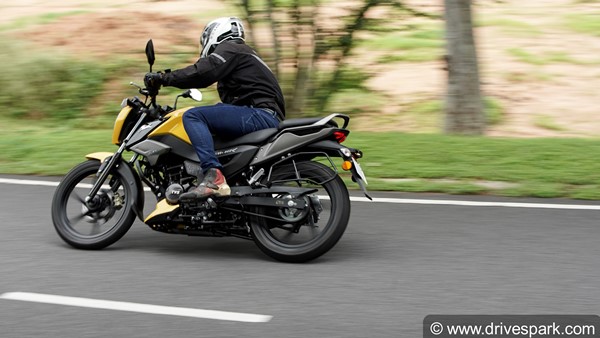 இது 125 சிசி பைக்னு சொன்னா யாருமே நம்ப மாட்டாங்க... TVS Raider வேற லெவல்... விலை தெரிஞ்சா வாங்க ஆசைப்படுவீங்க!