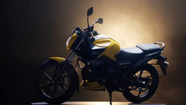TVS Raider டெலிவரி பணிகள் தொடங்கியது... பைக்கை பார்த்த குஷியில் வாகனத்தின்மீது யோகா செய்த ஆசிரியர்!