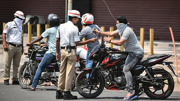 குடிப்போதையில் இராணுவத்திடமே சண்டையிட்ட இளம் ‘குடி’மகள்!! மொத்த சாலையும் அலங்கோலமாகியது - வீடியோ!