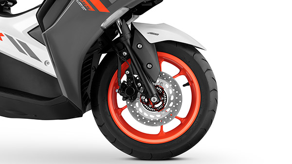 இந்தியாவில் விற்பனைக்கு அறிமுகமானது Yamaha Aerox மேக்ஸி ஸ்கூட்டர்... ஸ்போர்ட்ஸ் பைக்குகளுக்கு டஃப் கொடுக்கும் ஸ்டைலில்!!