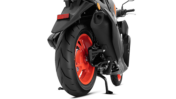 இந்தியாவில் விற்பனைக்கு அறிமுகமானது Yamaha Aerox மேக்ஸி ஸ்கூட்டர்... ஸ்போர்ட்ஸ் பைக்குகளுக்கு டஃப் கொடுக்கும் ஸ்டைலில்!!