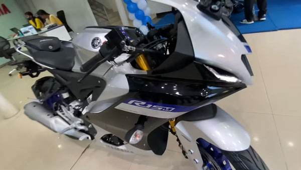 யமஹா ஆர்15 வி4 பைக்குகளின் டெலிவிரி துவங்கியது!! உலகிலேயே முதல் ஆளாக டெலிவிரி எடுத்தவர் இவர்தான்!