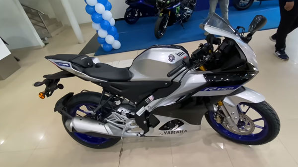 யமஹா ஆர்15 வி4 பைக்குகளின் டெலிவிரி துவங்கியது!! உலகிலேயே முதல் ஆளாக டெலிவிரி எடுத்தவர் இவர்தான்!