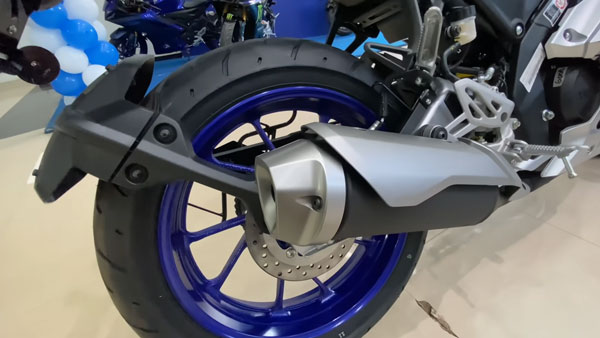 யமஹா ஆர்15 வி4 பைக்குகளின் டெலிவிரி துவங்கியது!! உலகிலேயே முதல் ஆளாக டெலிவிரி எடுத்தவர் இவர்தான்!