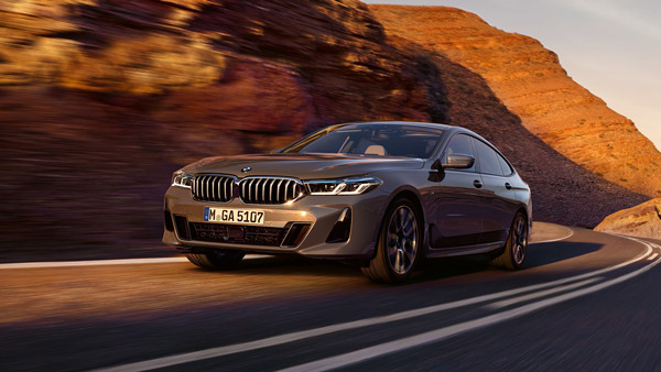IPL முடிச்சிட்டு இந்தியா வந்த கையோடு புதிய BMW காருடன் பிரித்வி ஷா!! ஷோரூம் விலையே ரூ.70 லட்சத்தை தாண்டுது