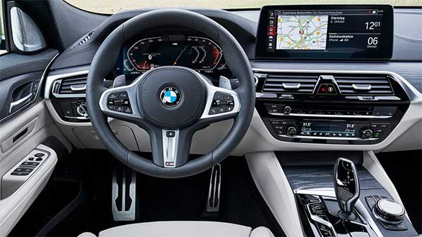 IPL முடிச்சிட்டு இந்தியா வந்த கையோடு புதிய BMW காருடன் பிரித்வி ஷா!! ஷோரூம் விலையே ரூ.70 லட்சத்தை தாண்டுது