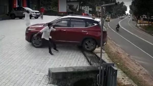 தடுத்தும் நிற்காமல் சென்ற ஆளில்லா கார்... கண் மூடி திறக்கும் நேரத்தில் அரங்கேறிய கொடுமை! வீடியோ!
