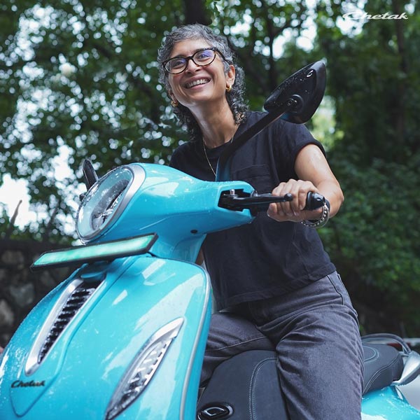சாமானியர்களை மட்டுமல்ல புள்ளிகளையும் கவரும் இ-வாகனங்கள்! பஜாஜ் சேத்தக் இ-ஸ்கூட்டரை வாங்கிய பிரபலம்! யார் அவர் தெரியுமா?