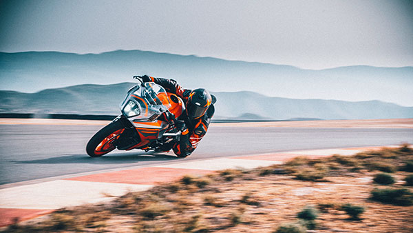 இத எதிர்பார்க்கவே இல்ல! பழைய விலையில் அடுத்த தலைமுறை KTM RC 200 அறிமுகம்... எவ்வளவு தெரியுமா?
