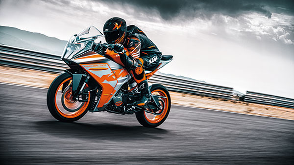 இத எதிர்பார்க்கவே இல்ல! பழைய விலையில் அடுத்த தலைமுறை KTM RC 200 அறிமுகம்... எவ்வளவு தெரியுமா?