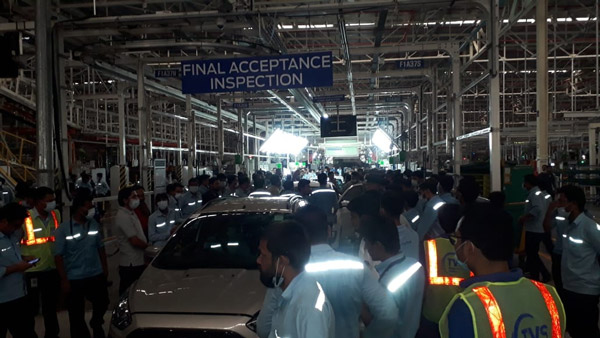 எல்லாம் முடிந்தது!! கடைசி ஃபோர்டு கார் தொழிற்சாலையில் இருந்து வெளியேற்றம் - உணர்ச்சிவசப்பட்ட பணியாளர்கள்