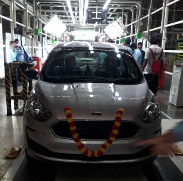 எல்லாம் முடிந்தது!! கடைசி ஃபோர்டு கார் தொழிற்சாலையில் இருந்து வெளியேற்றம் - உணர்ச்சிவசப்பட்ட பணியாளர்கள்