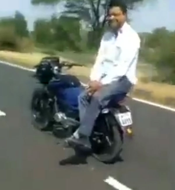 ‘இந்தியாவின் ஓட்டுனர்-இல்லா மோட்டார்சைக்கிள்’- நகைச்சுவையாக இணையத்தில் வைரலாகும் வீடியோ!!