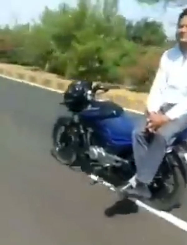 ‘இந்தியாவின் ஓட்டுனர்-இல்லா மோட்டார்சைக்கிள்’- நகைச்சுவையாக இணையத்தில் வைரலாகும் வீடியோ!!