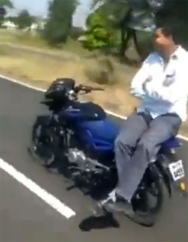 ‘இந்தியாவின் ஓட்டுனர்-இல்லா மோட்டார்சைக்கிள்’- நகைச்சுவையாக இணையத்தில் வைரலாகும் வீடியோ!!